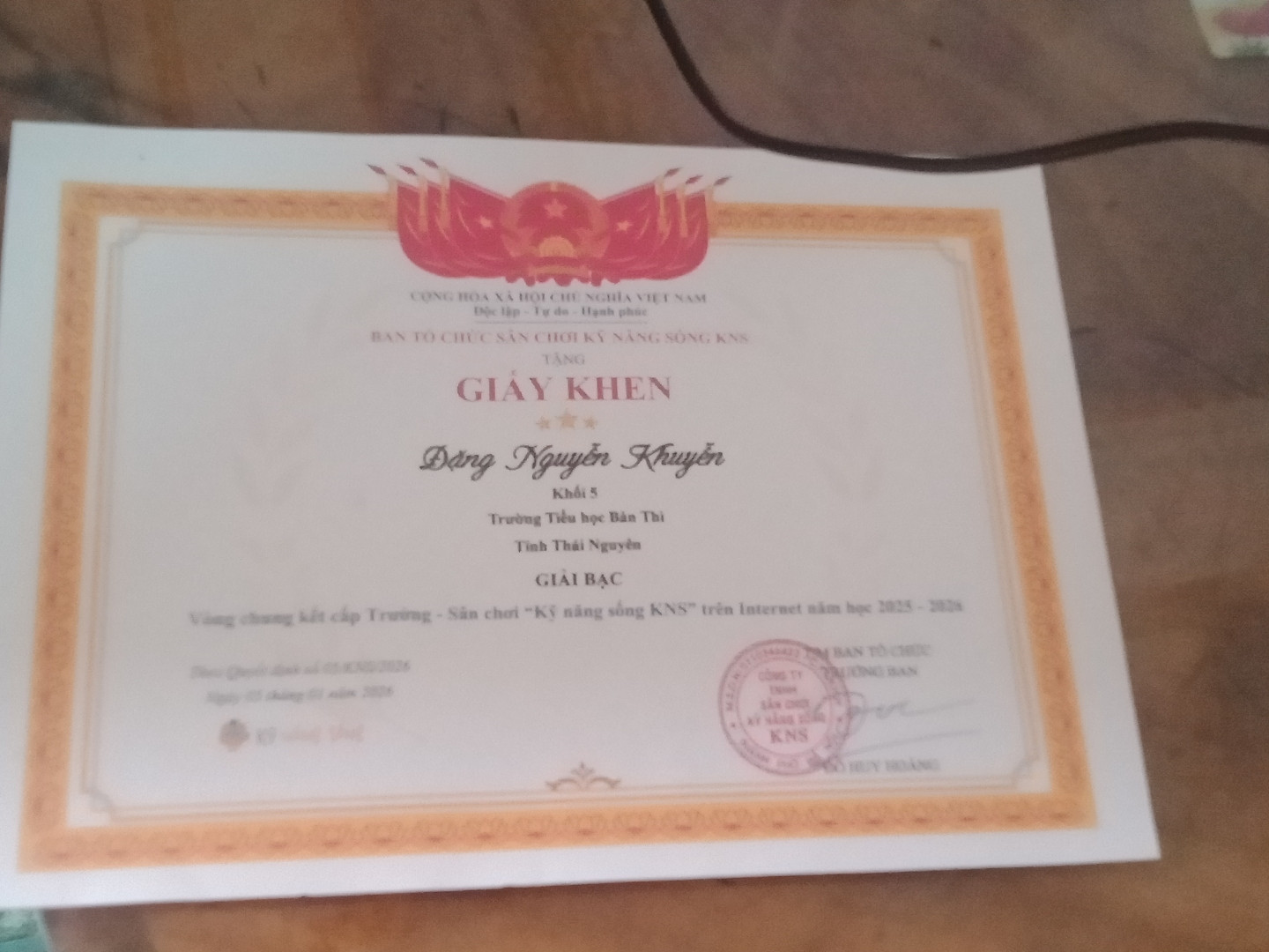 Một bể có 3 vòi nước: 2 vòi chảy vào bể và 1 vòi tháo nước ra ngoài. Biết vòi 1...