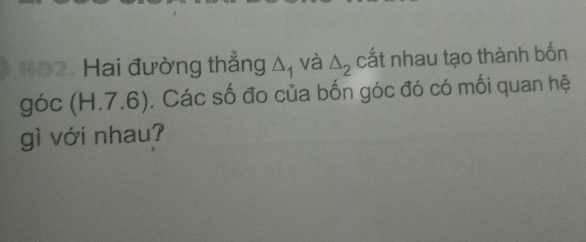 Cho hai đường thẳng ∆¹ và∆² cắt nhau tạo thành bốn góc trong hình 7.6các số đo của bốn góc đó có mối quan hệ gì với nhau