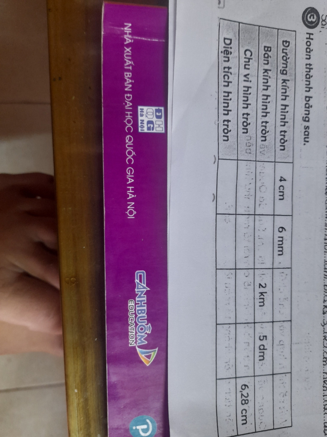 Đường kính hình tròn là 4 cm bán kính hình tròn chấm chấm chấm chu vi hình tròn chấm chấm chấm diện tích hình tròn chấm chấm chấm