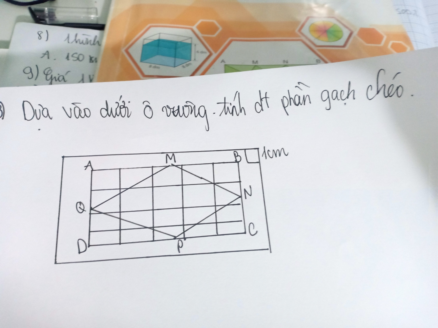 Dựa vào dưới ô vuông. Tính diện tích phần gạch chéo