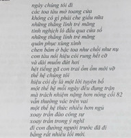 ngày chúng tôi đi các toa tàu mở toang cửa không có gì phải che giấu nữa những thăng lính trẻ măng tinh nghịch ló đầu qua cửa số những thằng lính trẻ măng quân phục xùng xình
chen bám ở bậc toa như chồi như nụ con tàu nổi hiệu còi rung hết cỡ và dài muốn đứt hơi
hệt tiếng gã con trai ồm ồm mới vỡ thế hệ chúng tôi
hiệu còi ấy là một lời tuyên bố một thế hệ mỗi ngày đều đụng trận mà trách nhiệm nặng hơn nỗng cối 82
van thuong vac tren vai
một thế hệ thức nhiều hơn ngủ xoay trần đào công sự xoay trần trong ý nghĩ đi con đường người trước đã đi bằng rất nhiều lối mới.
(Một người lính nói về thế hệ mình - Thanh Thảo,
NXB Hội Nhà văn, 2007, tr. 63 - 64)
Thực hiện các yêu cầu sau:
Câu 1. Xác định phong cách chức năng ngôn ngữ chính của văn bản trên?
Câu 2: Những người lính trẻ trong đoạn trích trên được miêu tả qua những từ ngữ nào?
Câu 3. Hãy chỉ ra và nêu tác dụng của biện pháp tu từ trong các dòng thơ sau:
những thằng lính trẻ măng quân phục xùng xình
chen bám ở bậc toa như chồi như nụ
Câu 4. Sau khi đọc văn bản trên, em rút ra được bài học gì cho bản thân?