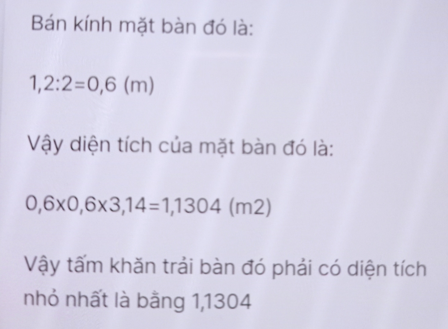 Bạn Thành muốn mua một tấm khăn trải bàn cho cái bàn hình tròn có đường kính 1,2m. Em hãy giúp bạn Thành tính xem, để phủ hết cái bàn hình tròn đó, tấm khăn trải bàn phải có diện tích nhỏ nhất là bao nhiêu?