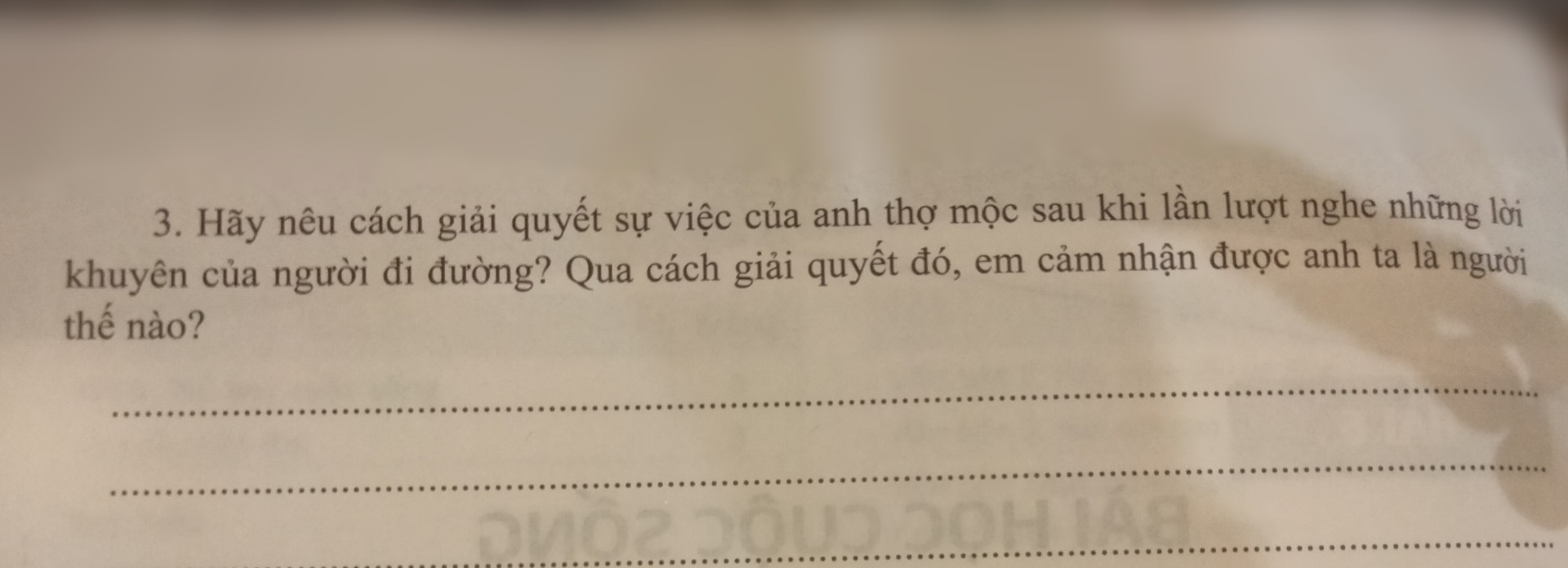 Hãy nêu 3 cách giải quyết sự việc của anh thợ mộc sau khi lần lượt nghe những lời khuyên của người đi đường? Qua cách giải quyết đó,em cảm nhận đc anh ta là người thế nào?