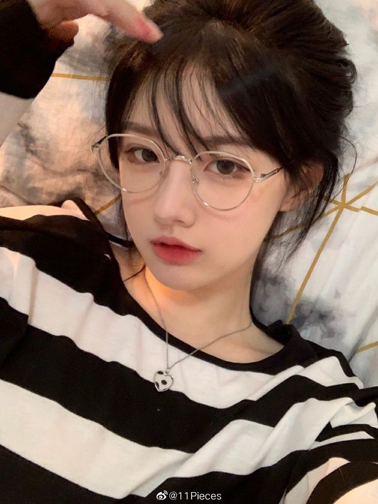 Câu 1:Hình nào sau đây có 2 đường chéo vuông góc với nhau ?
 A.Hình bình hành
 B.Hình thoi
 C.Hình chữ nhật 
 D.Hình thang cân
Câu 2:Nhóm hình nào sau đây có hai đường chéo bằng nhau ?
 A.Hình vuông, hình chữ nhật, hình thoi 
 B.Hình bình hành, lục giác đều, hình thang cân
 C.Hình thoi, hình bình hành, hình thang cân 
 D.Hình vuông, hình chữ nhật, hình thang cân 
Câu 3:Nhóm hình nào sau đây có các cạnh đối bằng nhau ?
 A.Hình vuông, hình chữ nhật, hình thang cân
 B.Hình bình hành, hình vuông, hình thang cân
 C.Hình thoi, hình bình hành, hình thang cân
 D.Hình thang cân, hình vuông, hình chữ nhật