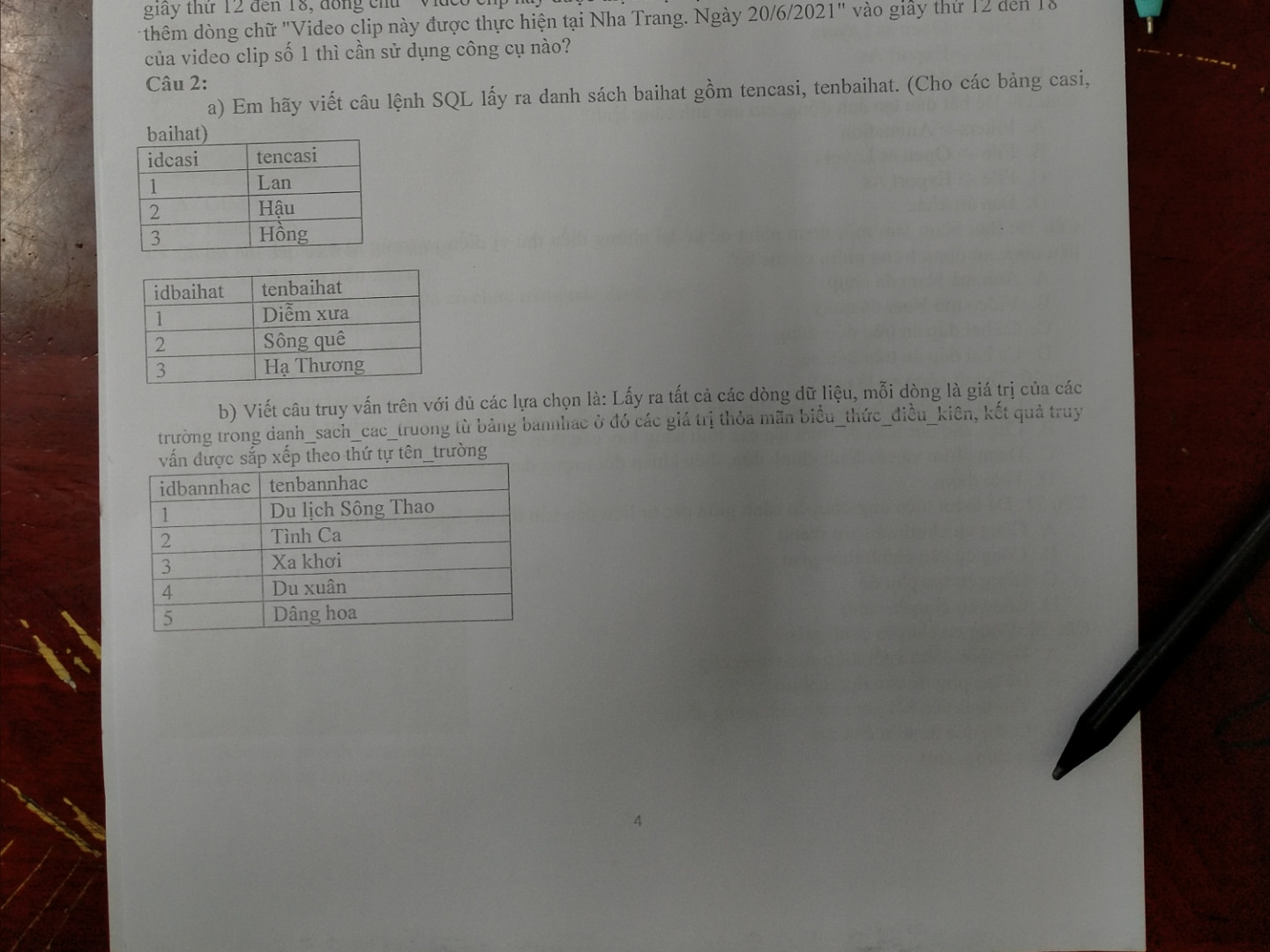 Một phần cảnh phim với yêu cầu như sau: Tại giây thứ 10 của phim, video clip số 1 sẽ hiện ra, từ giây thứ 12 đến 18, dòng chữ “Video clip này được thực hiện tại Nha Trang. ngày 20/6/2021" hiện ra. Để thêm dòng chữ "Video clip này được thực hiện tại Nha Trang. Ngày 20/6/2021" vào giây thứ 12 đến 18 của video clip số 1 thì cần sử dụng công cụ nào?