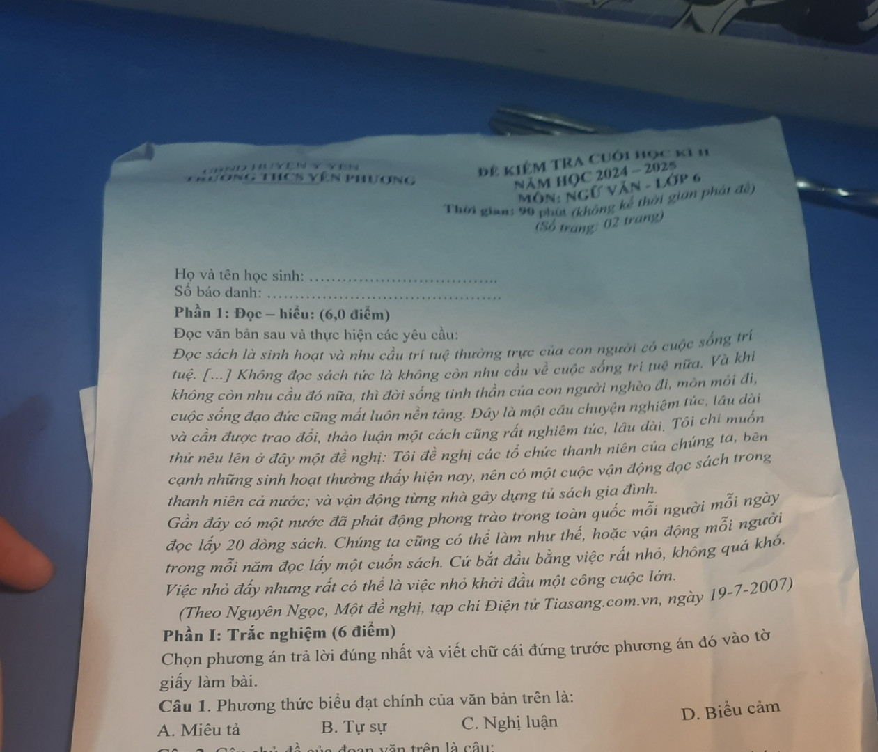 Mỗi chai nước ngọt chứa 0,75 lít và mỗi lít nước ngọt nặng 1,1 kg . Mỗi vỏ chai...