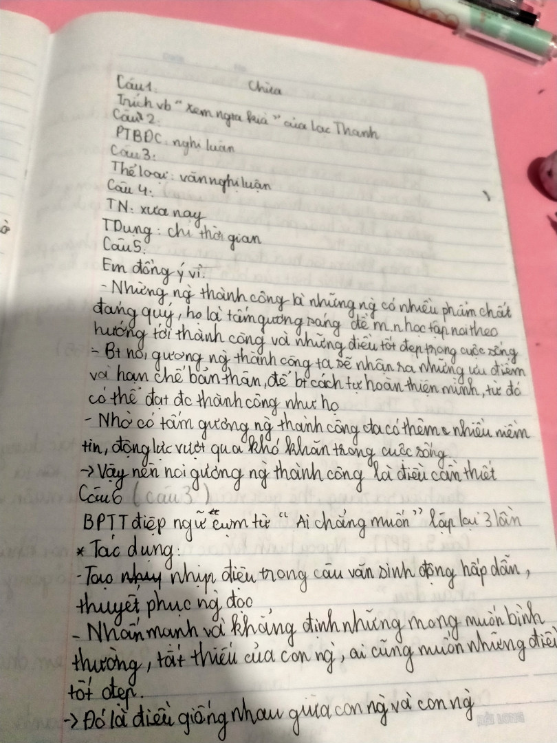 Mẹ tôi không phải không có lí khi đòi hỏi tôi phải lấy người khác làm chuẩn mực để noi theo. Trên đời, mọi người giống nhau nhiều điều lắm. Ai chẳng muốn thông minh, giỏi giang? Ai chẳng muốn được tin yêu, tôn trọng? Ai chẳng muốn thành đạt? Thành công của người này có thể là niềm ao ước của người kia. Vì lẽ đó, xưa nay, không ít người tự vượt lên chính mình nhờ noi gương những cá nhân xuất chúng. Mẹ muốn tôi giống người khác, thì "người khác" đó trong hình dung của mẹ nhất định phải là người hoàn hảo, mười phân vẹn mười.
Đọc đoạn văn trên và trả lời các câu hỏi:
1.Xác định phương thức biểu đạt chính của đoạn văn?
2.Lý do nào khiến người mẹ muốn con giống người khác?
3.Chỉ ra và nêu tác dụng của phép điệp ngữ trong đoạn văn?
4.Chỉ ra và nêu chức năng trạng ngữ trong câu "Vì lẽ đó, xưa nay, không ít người tự vượt lên chính mình nhờ noi gương những cá nhân xuất chúng?
5.Có ý kiến cho rằng"Noi gương những người thành công là cần thiết" Em có đồng ý không? Vì sao?
Giúp mình với, mình đang cần gấp!!!!