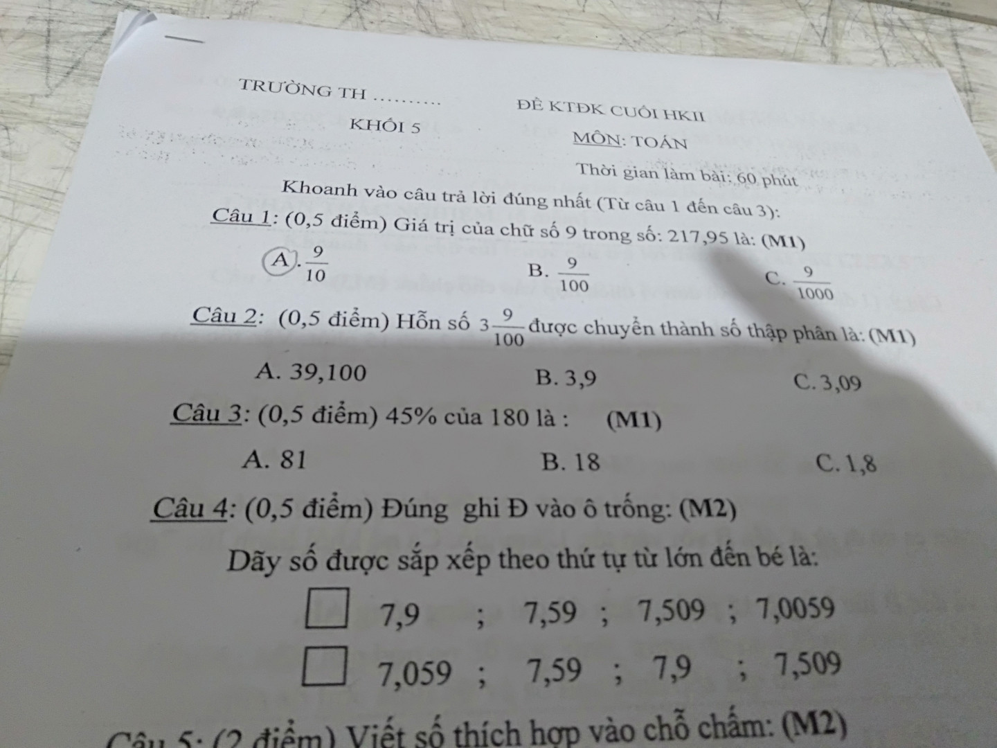 Đặt điện áp u = U0cos(omega t + 0,25pi) vào hai đầu đoạn mạch chỉ có tụ điện