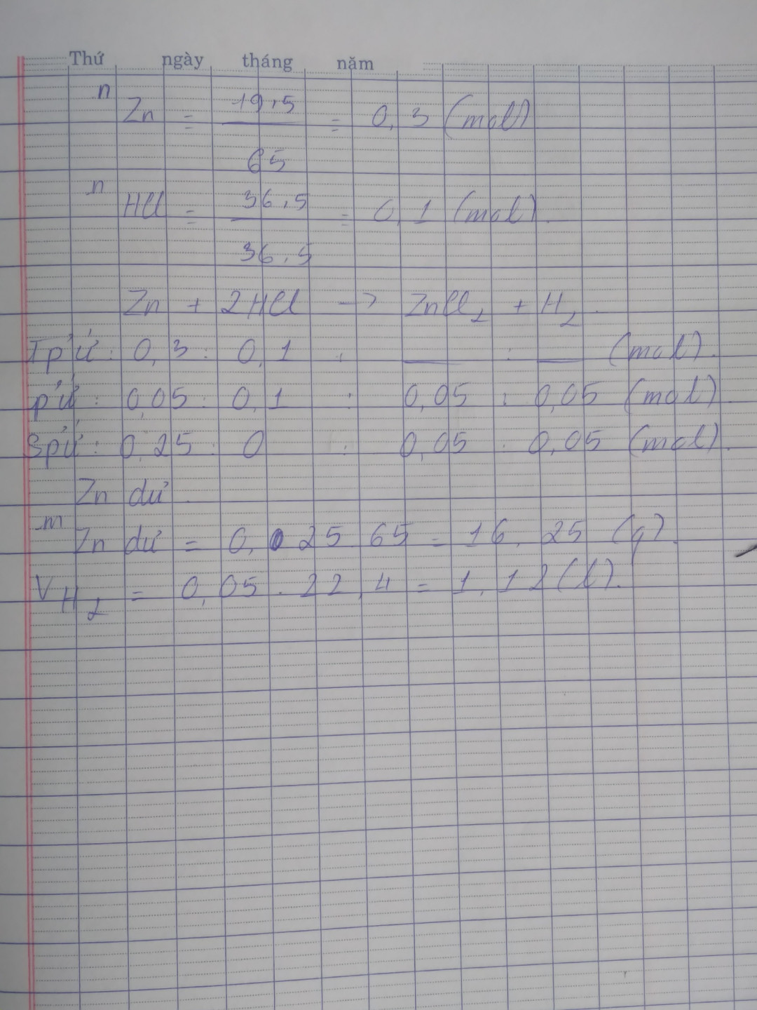 Cho 19,5 gam kẽm vào dung dịch chứa 36,5 gam axit clohiđric ( HCl).
a. Viết phương trình hóa học phản ứng xảy ra ?
b.	Chất nào còn dư sau phản ứng, khối lượng dư là bao nhiêu gam?
c.	Tính thể tích chất khí  H2  sinh ra sau phản ứng (ở đktc) ?