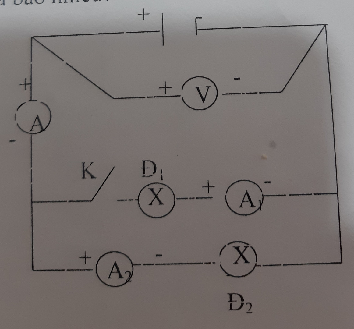 a) Số chỉ của Vốn kế (V) là 24V. Hiệu điện thế giữa 2 đầu mỗi đèn là bao

b) Khi khóa K mở Am pe kể (A) chi 1,5A. Ampekế (A1) và Ampekế (A2) chi bao nhiêu? 

c) Khi khỏa K đóng Ampe kế (A)chỉ 1,8A. Ampekế (A1) chỉ 0, 7A . Cường độ dòng điện qua đến D2 là bao nhiều?