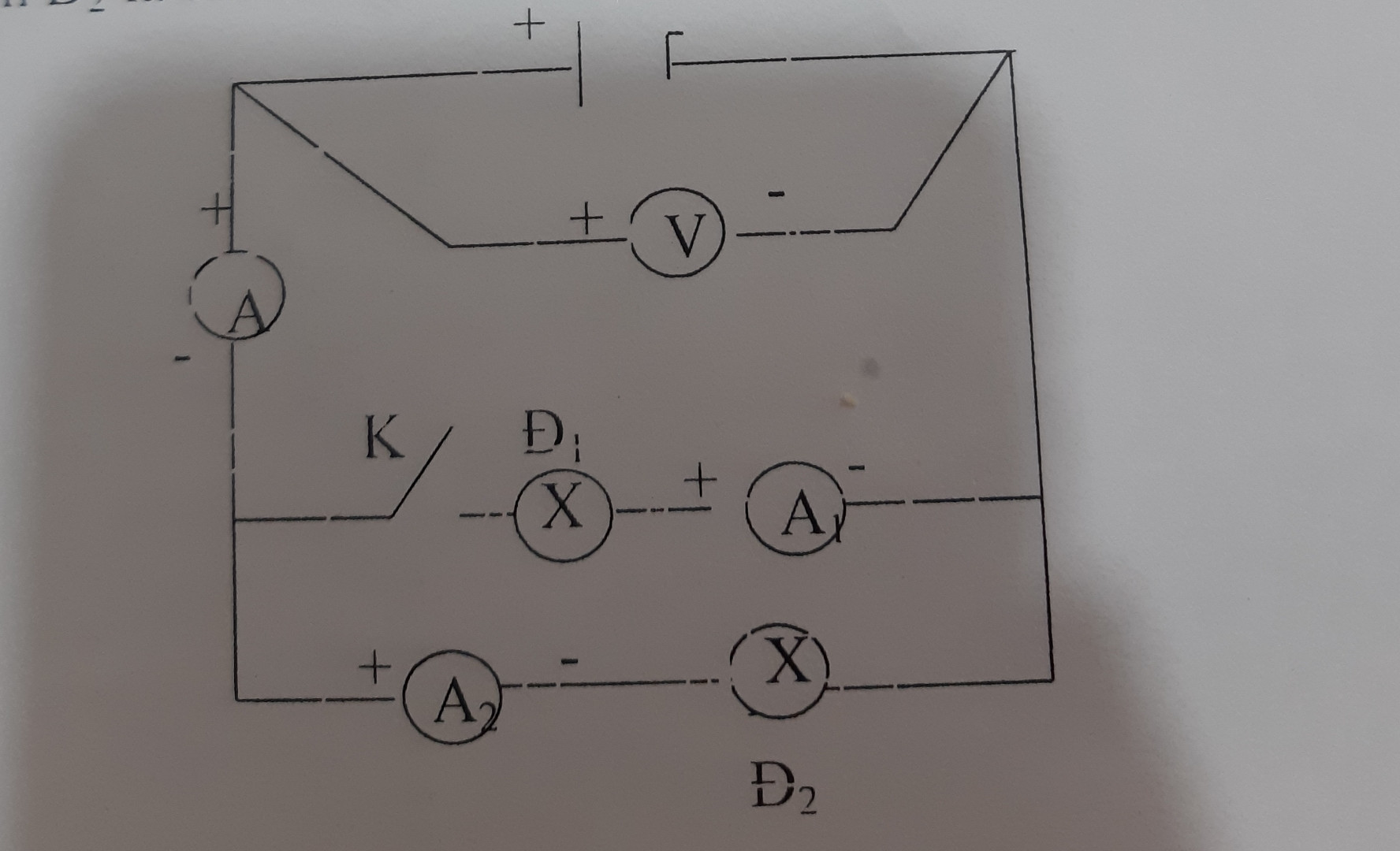 a) Số chỉ của Vốn kế (V) là 24V. Hiệu điện thế giữa 2 đầu mỗi đèn là bao nhiêu?

b) Khi khóa K mở Am pe kể (A) chỉ 1,5A. Ampekế (A1) và Ampekế (A2) chỉ bao nhiêu?

c) Khi khỏa K đóng Ampe kế(A)chỉ 1,8A. Ampekế (A1) chỉ 0, 7A . Cường độ dòng điện qua đến D2 à bao nhiều?