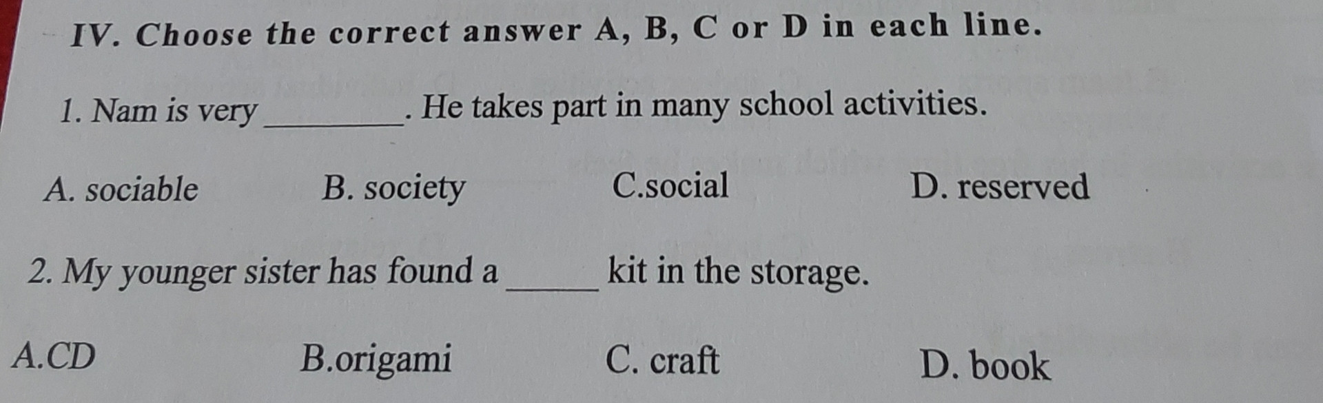 Giải giúp mình với ạ
1. Nam is very_______. He takes part in many school activities.
A. sociable              B.society                C.social               D.reserved
