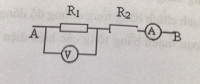 cho mạch điện như hình vẽ: R2=20 ohm, hiệu điện thế 2 đầu AB là 12V, ampe kế chỉ 0,15 A.
a) tính số chỉ vôn kế.
b) tính giá trị R1.