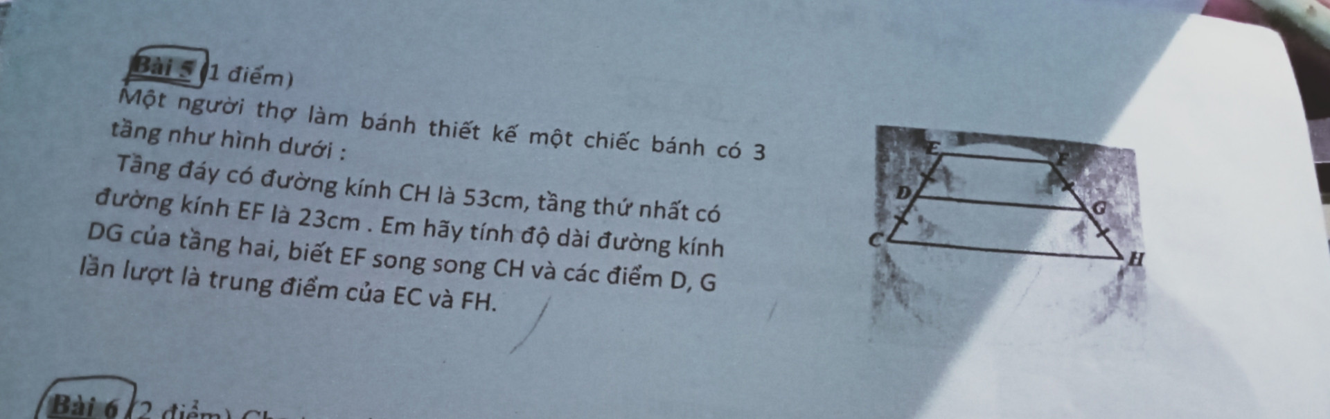 Một người làm thợ bánh thiết kế một chiếc bánh cưới có 3 tầng như hình vẽ bên dư...