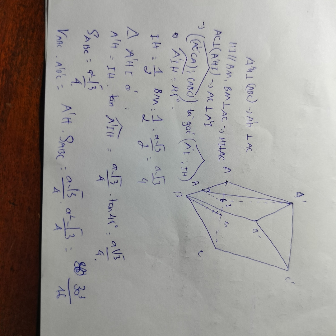Cho lăng trụ ABCA'B'C', có đáy ABC là tam giác đều cạnh a. Cho biết hình chiếu của đỉnh A' trên mặt đáy (ABC) là điểm H trên cạnh AB mà HA=2HB và góc giữa mặt bên (A'C'CA) và mặt đáy (ABC) bằng 45°. Thể tích của khối lăng trụ đã cho