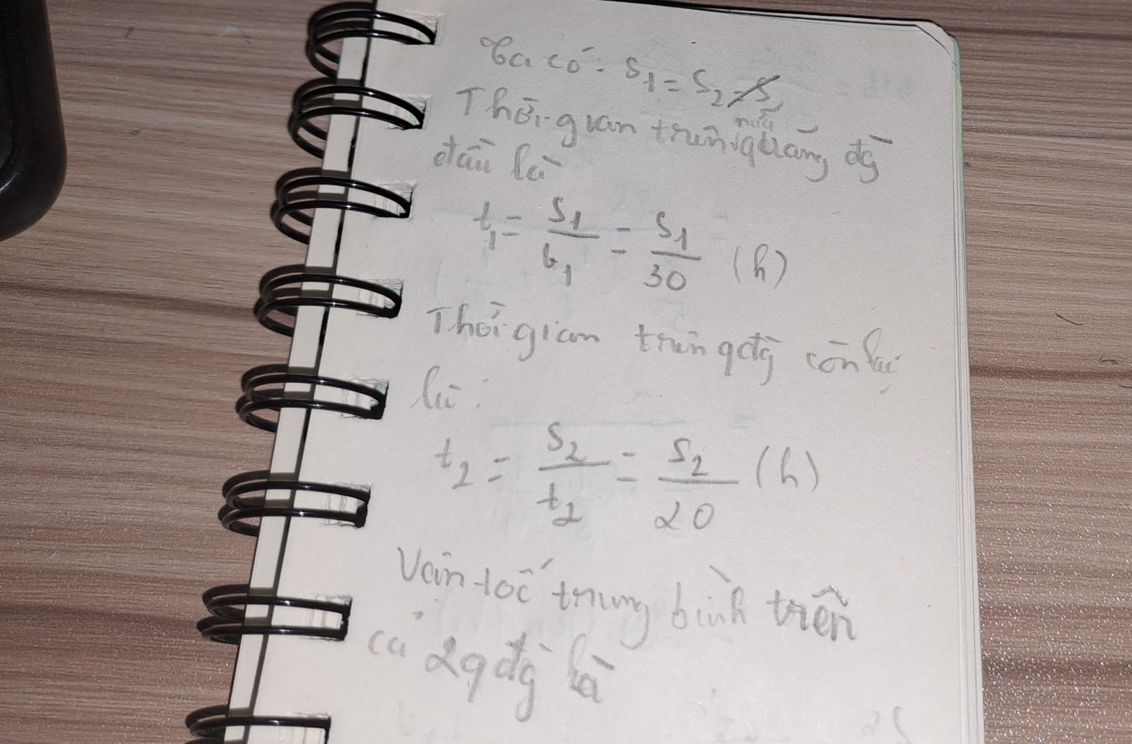 Một xe máy chuyển động trên đoạn đường AB , nửa đoạn đường đầu người ấy chuyển động với vận tốc 30 km/h nửa đoạn đường còn lại người ấy chuyển động với vận tốc 20 km/h . Tính vận tốc trung bình của người đó trên cả đoạn đường AB