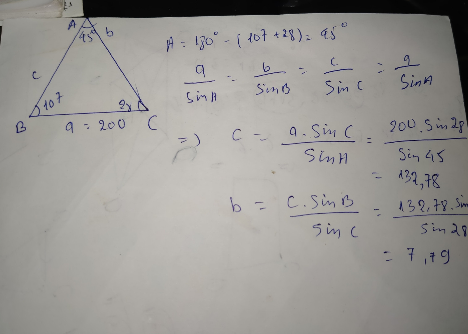 Để đo chiều rộng AB của 1 khúc sông,người ta chọn điểm C.Sau đó,đi khoảng cách BC,các góc B và C.Biết BC=200m,B^=107°,C^=28°.Tìm chiều rộng AB của khúc sông đó (làm tròn đến số thập phân thứ 1)