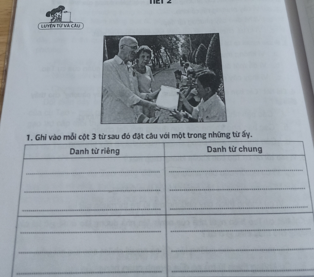 Ghi vào mỗi cột 3 từ sau đó đặt câu với một trong những từ đấy
Danh từ Riêng                                        Danh từ Chung