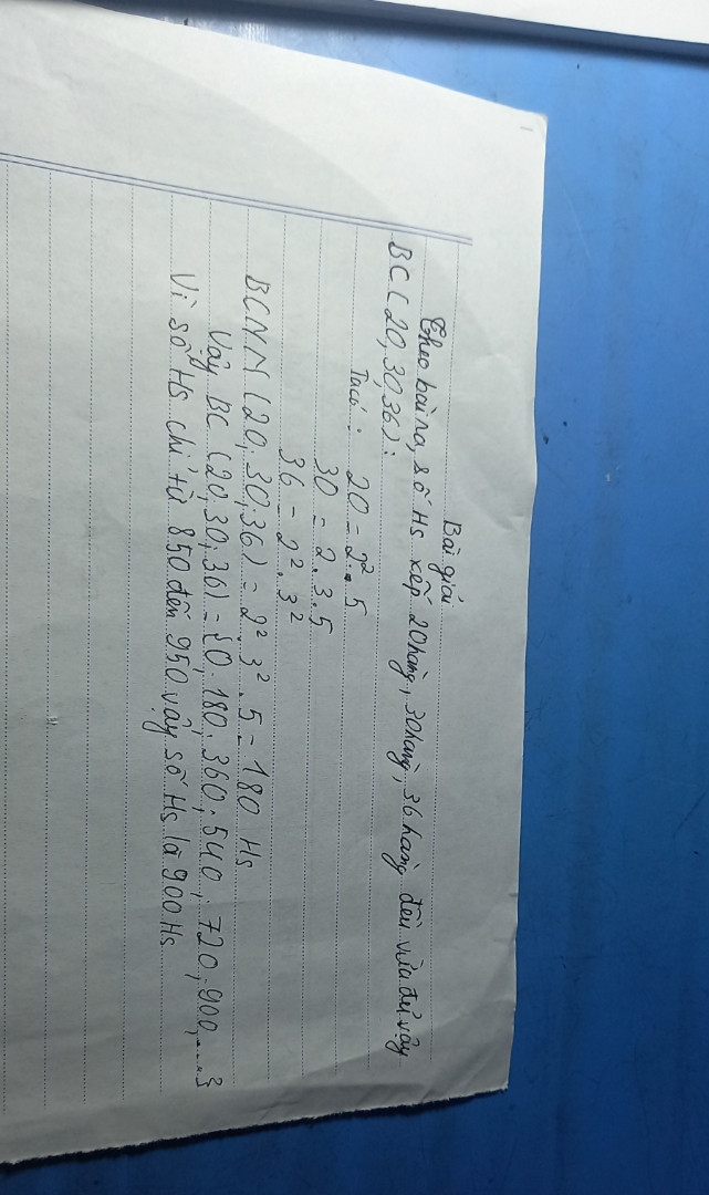 Số học sinh của trường CHCS trong khoảng từ 850 đến 950 học sinh, và khi tập trung chào cờ xếp hàng 20 hàng 30 hoặc 36 hàng thì vừa đủ tính số học sinh của trường đó