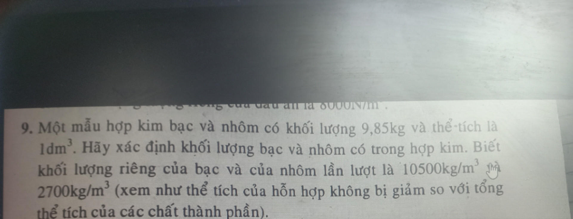 Một mẫu hợp kim bạc và nhôm có khối lượng 9,85 kg và thể tích là 1 dm³ hãy xác định khối lượng bạc và nhôm có trong hợp kim biết khối lượng riêng của bạc và của nhóm lần lượt là 10.500 kg trên mét khối và 2700 kg trên mét khối mở ngoặc xem như thể tích của hỗn hợp không bị giảm so với tổng thể tích của các thành phần đóng ngoặc