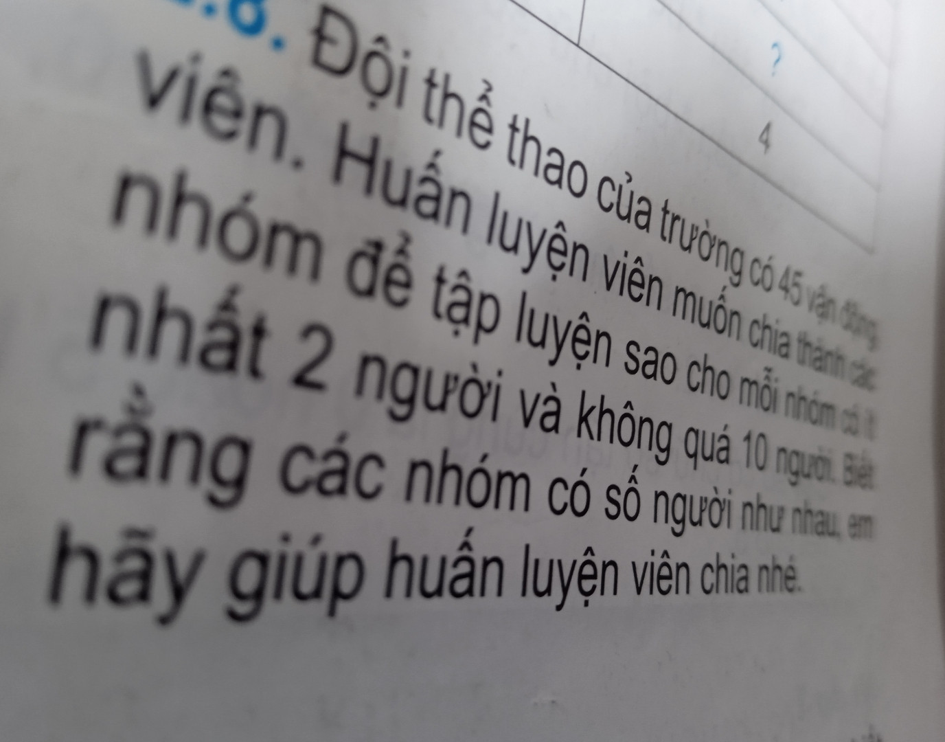 Đội thể thao của trường có 45 vận động viên. Huấn luyện viên muốn chia thành các nhóm để luyện tập sao cho mỗi nhóm có ít nhất 2 người và không quá 10 người.Biết rằng các nhóm có số người như nhau , em hãy giúp huấn luyện viên chia nhé