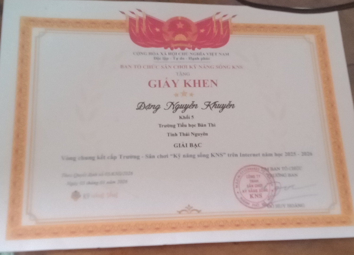 Từ "cổ"mang nghĩa là:"Bộ phận của cơ thể hoặc động vậtnối đầu với thân"?????ai