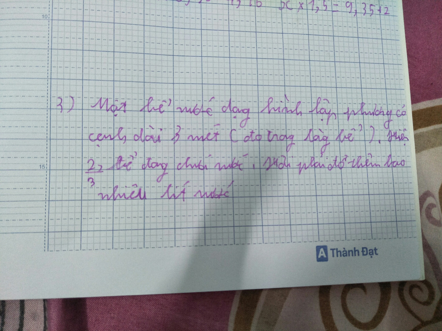 Một bể cá cảnh bằng thủy tinh dạng hình hộp chữ nhật Chưa có nước diện tích đáy bể là 24 dm² người ta đổ vào bể 80 lít nước rồi sau đó thả một hòn đá làm cảnh chìm hẳn trong bể thì mực nước trong bể dâng lên cao hơn so với mực nước cũ là 5 cm Hỏi thể tích hòn đá bằng bao nhiêu phần trăm thể tích nước trong bể