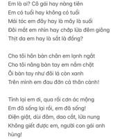 Em là ai? Cô gái hay nàng tiên Em có tuổi hay không có tuổi Mái tóc em đây hay là mây là suối Đôi mắt em nhìn hay chớp lửa đêm giông Thịt da em hay là sắt là đồng?  Cho tôi hôn bàn chân em lạnh ngắt Cho tôi nâng bàn tay em nắm chặt Ôi bàn tay như đôi lá còn xanh Trên mình em đau đớn cả thân cành!  Tỉnh lại em ơi, qua rồi cơn ác mộng Em đã sống lại rồi, em đã sống! Điện giật, dùi đâm, dao cắt, lửa nung Không giết được em, người con gái anh hùng!  Ôi trái tim em, trái tim vĩ đại Còn một giọt máu tươi còn đập mãi Không phải cho em. Cho Lẽ phải trên đời Cho quê hương em. Cho Tổ quốc, loài người!

Câu 1: trong khổ thơ đầu tác giả đã sử dụng những từ ngữ, hình ảnh nào để khắc hoạ nhân vật trữ tình em
Câu 2: phân tích tác dụng của biện pháp tu từ liệt kê trong khổ thơ thứ ba
Câu 3: nêu cảm hứng chủ đạo của đoạn thơ
Câu 4: điều ý nghĩa nhất em rút ra được qua đoạn thơ trên là gì? Hãy lí giải(5-7 câu)