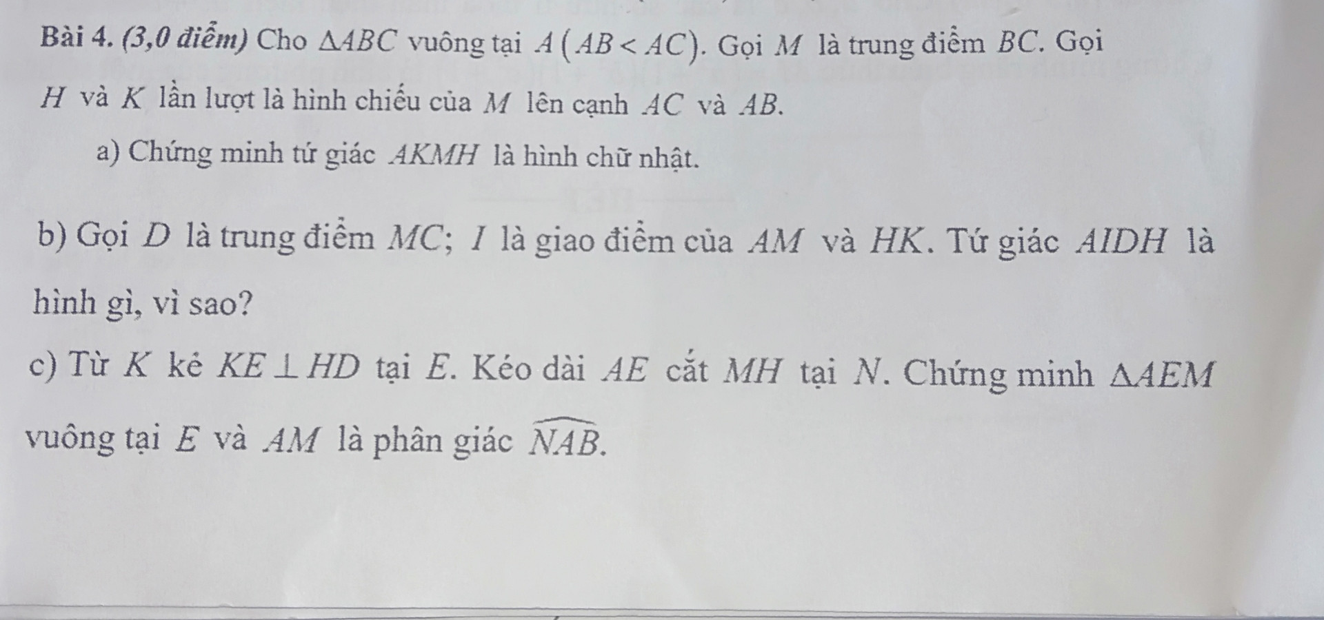 Gọi D là trung điểm của MC I là giao điểm của AM và HK.Tứ giác AIDM hình j,vì sao