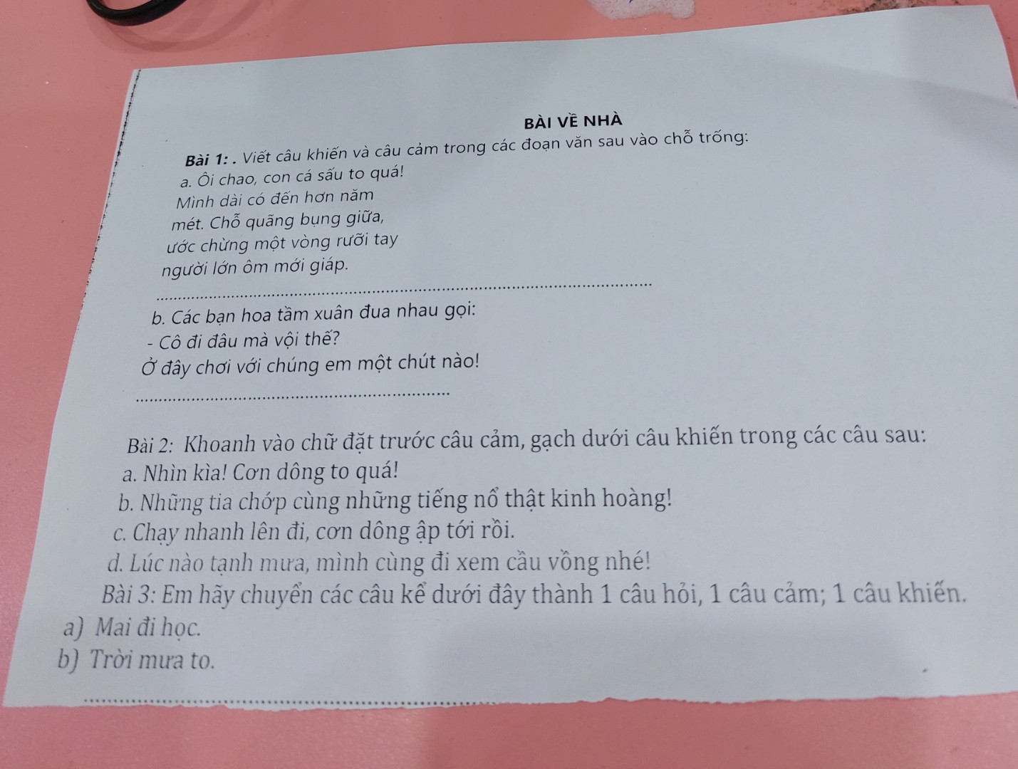 Viết câu khiến và câu cảm trong các đoạn văn sau vào ô trống 
a,Ôi chao, con cá sấu to quá! 
Mình dài có đến hơn năm mét. 
Chỗ quẵng bụng giữa, 
Ước chừng một vòng rưỡi tay 
Người lớn ôm mới giáp 



b, các bạn hoa tầm xuân đua nhau gọi:
Cô đi đâu mà vội thế? 
Ở đây chơi với chúng em một lát nào