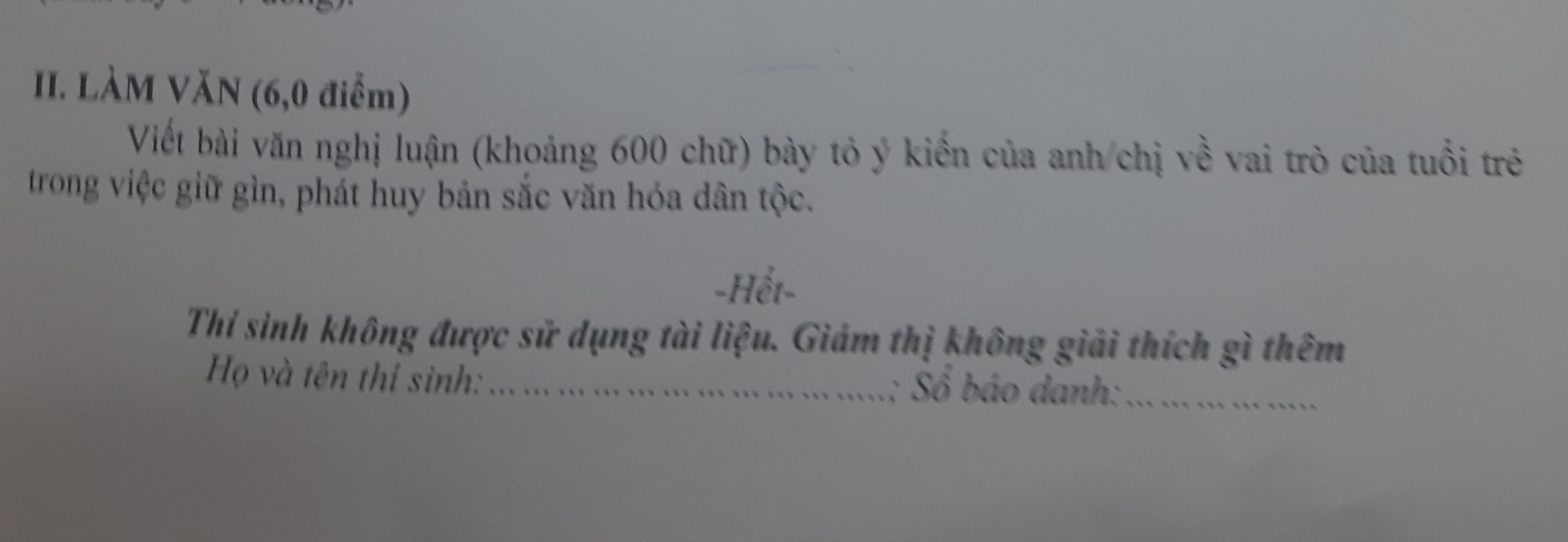 Cách nhận diện thể thơ trong văn bản Gửi Con

Đừng vui quá . Sẽ đến lúc buồn
Đừng quá buồn . Sẽ có lúc vui
Tiến buớc mà đánh mất mình . Con ơi dừng lại
Lùi buớc để hiểu mình . Con cứ lùi thêm nhiều bước nữa
Chẳng sao
Hãy nguớc nhìn lên cao để thấy mình còn thấp
Nhìn xuống thấp . Để biết mình chưa cao

Con hãy nghĩ về tương lai . Nhưng đừng quên quá khứ
Hy vọng vào ngày mai . Nhưng đừng buông xuôi hôm nay
May rủi là chuyện cuộc đời . Nhưng cuộc đời nào chỉ chuyện rủi may
Hãy nói thất ít . Làm thật nhiều - những điều có ý nghĩa của trái tim
...
Hãy hân hoan với điều nhân nghĩa
Đừng lạnh lùng truớc chuyện bất nhân
Và hãy tin vào điều có thật :
Con người - sống để yêu thương
 
- Trong đoạn thơ thứ 2 tác giả đã khuyên người con của mình phải có thái độ như thế nào với thời gian
(* Cú )