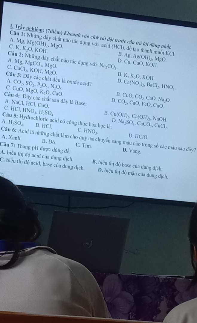 Một chiếc xe nâng có khối lượng 2 tấn di chuyển quãng đường 3 km đến vị trí năng