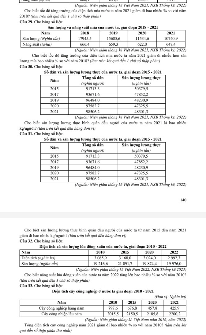 Câu 1. Nhân tố có tính chất quyết định đến sự phát triển nền nông nghiệp nhiệt đới của nước ta làA. địa hình đa dạng. B. đất feralit.C. khí hậu nhiệt đới. D. nguồn nước.Câu 2. Sản phẩm nông nghiệp của nước ta chủ yếu có nguồn gốcA. nhiệt đới. B. ôn đới. C. cận nhiệt. D. hàn đới.Câu 3. Chăn nuôi bò sữa của nước ta phát triển mạnh ở khu vực nào sau đây?A. Đồng bằng duyên hải. B. Các đồng bằng ven sông.C. Các vùng cao nguyên. D. Khu vực núi cao hiểm trở.Câu 4. Vùng nào có số lượng đàn trâu lớn nhất nước ta?A. Trung du và miền núi Bắc Bộ. B. Đồng bằng sông Hồng.C. Bắc Trung Bộ. D. Tây Nguyên.Câu 5. Nguồn thức ăn cho chăn nuôi gia súc lớn ở trung du và miền núi nước ta chủ yếu dựa vàoA. hoa màu lương thực. B. phụ phẩm thủy sản.C. thức ăn công nghiệp. D. đồng cỏ tự nhiên.Câu 6. Vùng có sản lượng lúa lớn nhất nước ta làA. Đồng bằng sông Cửu Long. B. Đông Nam Bộ.C. Bắc Trung Bộ. D. Đồng bằng sông Hồng.Câu 7. Trong cơ cấu giá trị sản xuất ngành trồng trọt ở nước ta, loại cây trồng chiếm tỉ trọng cao nhất làA. cây lương thực. B. cây rau đậu. C. cây công nghiệp. D. cây ăn quả.Câu 8. Trong cơ cấu giá trị ngành trồng trọt ở nước ta, loại cây trồng có xu hướng tăng nhanh về tỉtrọng những năm gần đây làA. cây lương thực và cây công nghiệp. B. cây rau đậu và cây công nghiệp.C. cây lương thực và cây ăn quả. D. cây rau đậu và cây lương thực.Câu 9. Cây công nghiệp ở nước ta có nguồn gốc chủ yếu làA. ôn đới. B. nhiệt đới. C. cận nhiệt. D. xích đạo.Câu 10. Vùng chuyên canh cây cao su lớn nhất của nước ta hiện nay làA. Tây Nguyên. B. Đông Nam Bộ.C. Bắc Trung Bộ. D. Đồng bằng sông Hồng.Câu 11. Vùng trồng cây ăn quả lớn nhất ở nước ta làA. Trung du và miền núi Bắc Bộ. B. Đồng bằng sông Hồng.C. Đồng bằng sông Cửu Long. D. Bắc Trung Bộ.Câu 12. Hai vùng chuyên canh cây công nghiệp lớn nhất ở nước ta làA. Đông nam Bộ và Trung du miền núi Bắc Bộ.B. Trung du miền núi Bắc Bộ và Tây Nguyên.C. Đông nam Bộ và Tây Nguyên.D. Tây Nguyên và Duyên hải Nam Trung Bộ.Câu 13. Phần lớn diện tích trồng chè ở Tây Nguyên tập trung tại tỉnhA. Kon Tum. B. Gia Lai. C. Đắk Lắk. D. Lâm Đồng.Câu 14. Phát biểu nào sau đây không đúng với ngành chăn nuôi ở nước ta?A. tỉ trọng trong sản xuất nông nghiệp ngày càng tăng.B. số lượng tất cả các loài vật nuôi ở đều tăng ổn định.C. hình thức chăn nuôi trang trại ngày càng phổ biến.D. sản xuất hàng hóa là xu hướng nổi bật trong chăn nuôi.Câu 15. Nguồn cung cấp thịt chủ yếu trên thị trường nước ta hiện nay là từ chăn nuôi115A. lợn. B. gia cầm. C. trâu. D. bò.Câu 16. Hai vùng phát triển bậc nhất cả nước về chăn nuôi lợn và gia cầm làA. Đồng bằng sông Hồng và Đông nam Bộ.B. Đông nam Bộ và Đồng bằng sông Cửu Long.C. Đồng bằng sông Hồng và Đồng bằng sông Cửu Long.D. Đồng bằng sông Cửu Long và Trung du miền núi Bắc Bộ.Câu 17. Đàn gia cầm ở nước ta có xu hướng tăng chủ yếu là doA. có nguồn thức ăn dồi dào từ ngành trồng trọt.B. nhu cầu thịt, trứng tiêu dùng ngày càng tăng.C. dịch vụ thú y được chú trọng phát triển hơn.D. chính sách phát triển chăn nuôi của Nhà nước.Câu 18. Vùng có số lượng đàn bò thịt phát triển nhất ở nước ta làA. Bắc Trung Bộ. B. Đông Nam Bộ.C. Đồng bằng sông Hồng D. Trung du và miền núi Bắc Bộ.Câu 19. Vùng sản xuất lương thực lớn nhất nước ta làA. Đồng bằng sông Hồng. B. Đồng bằng sông Cửu Long.C. Duyên hải Nam Trung Bộ. D. Trung du và miền núi Bắc Bộ.Câu 20. Phát biểu nào sau đây không đúng với ngành chăn nuôi của nước ta hiện nay?A. Tỉ trọng trong giá trị sản xuất nông nghiệp tăng.B. Xu hướng nổi bật là chăn nuôi theo hướng hàng hoá.C. Sản phẩm không qua giết thịt chiếm tỉ trọng tăng.D. Hiệu quả chăn nuôi đã ở mức độ cao và ổn định.Câu 21. Đàn dê được nuôi nhiều nhất ở vùng nào trong các vùng sau đây?A. Trung du và miền núi Bắc Bộ. B. Đồng bằng sông Hồng.C. Đồng bằng sông Cửu Long. D. Duyên hải Nam Trung Bộ.Câu 22. Đàn cừu được nuôi nhiều nhất ở vùng nào trong các vùng sau đây?A. Trung du và miền núi Bắc Bộ. B. Đồng bằng sông Hồng