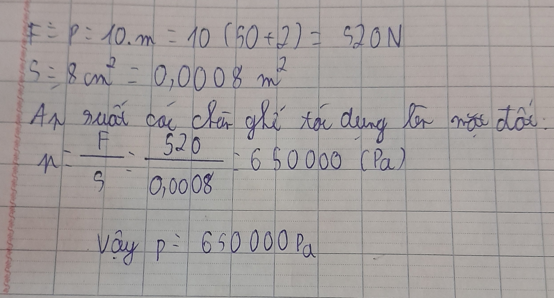Đặt một bao gạo 50kg lên một cái ghế bốn chân có khối lượng 2kg.Điện tích tiếp xúc với mặt của 4 chân ghế là 8cm^2.Tính áp suất các chân ghế tác dụng lên mặt đất